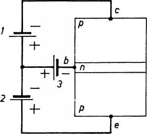 Batteri mellom e og 0V, 0V og c og mellom 0V og b