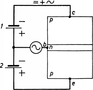 Batteri mellom e og 0V og mellom 0V og c, og vekselstrmkilde mellom 0V og b
